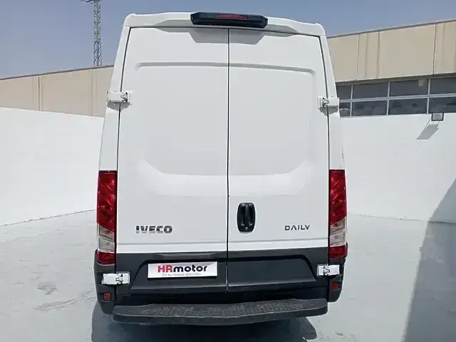 Usado Iveco Daily 136 CV (100 kW) 2022 Blanco Berlina