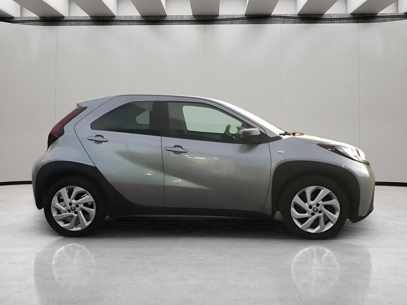 Usado Toyota Aygo X Play 72 CV (52 kW) 2022 Gris SUV