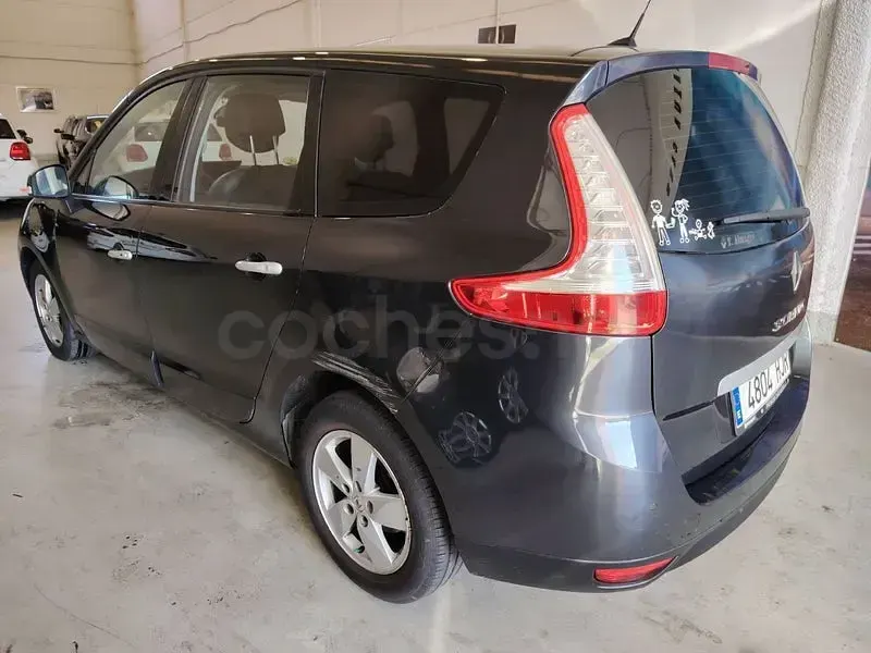 Usado Renault Grand Scénic III Dynamique 130 CV (95 kW) 2012 Gris / plata Monovolumen