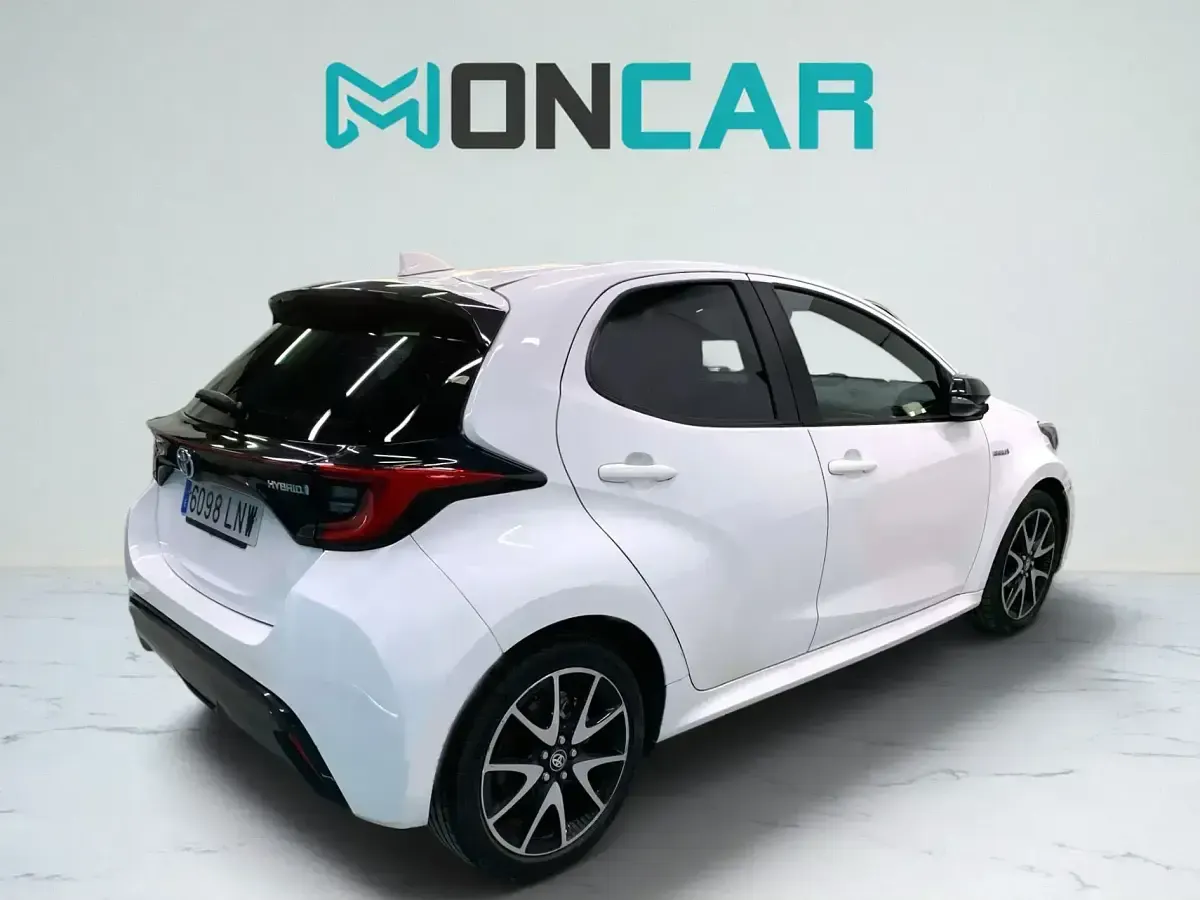 Usado Toyota Yaris Style 116 CV (85 kW) 2021 Blanco Utilitario