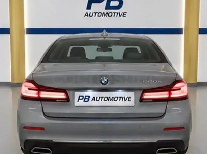 Usado BMW 530e Comfort Edition 292 CV (214 kW) 2023 Gris / plata Berlina