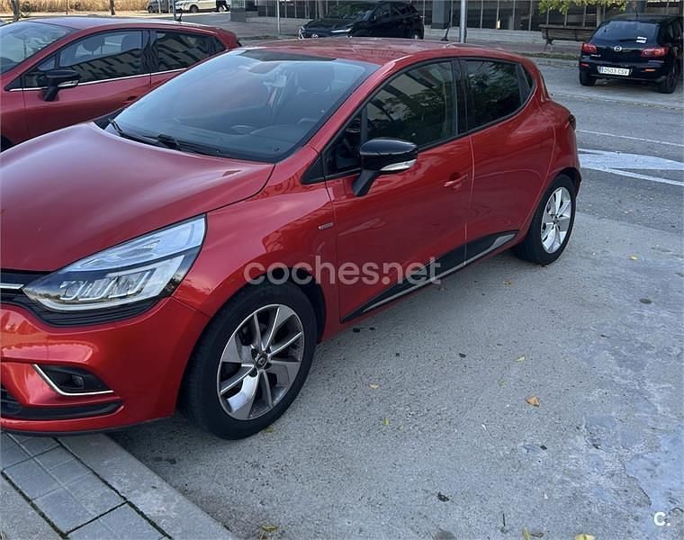 Usado Renault Clio GrandTour LIMITED 90 CV (66 kW) 2018 Rojo Familiar