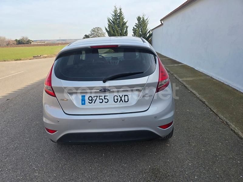 Usado Ford Fiesta Trend 68 CV (50 kW) 2010 Gris / plata Utilitario