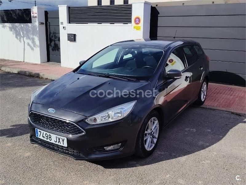 Gris / plata Usado 2017 Ford Focus Business Edition Familiar | 9900 € (Buen precio) - Imagen 1/4
