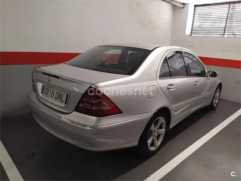 Usado Mercedes C220 Avantgarde 143 CV (105 kW) 2005 Gris / plata Berlina