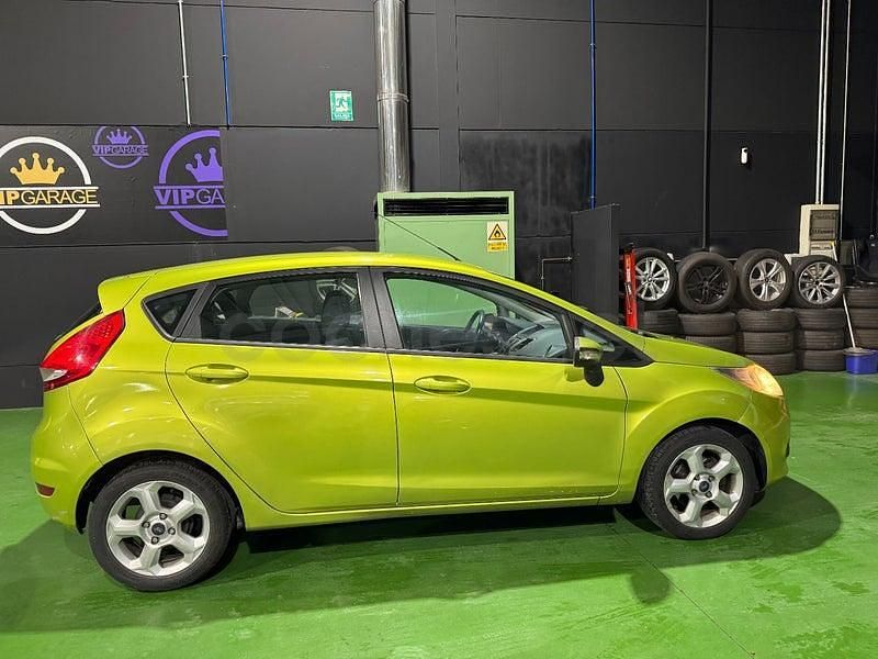 Usado Ford Fiesta Trend 68 CV (50 kW) 2009 Verde Berlina