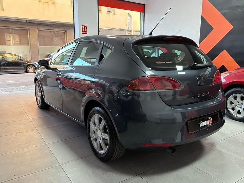 Usado Seat Leon Reference 105 CV (77 kW) 2006 Gris / plata Utilitario
