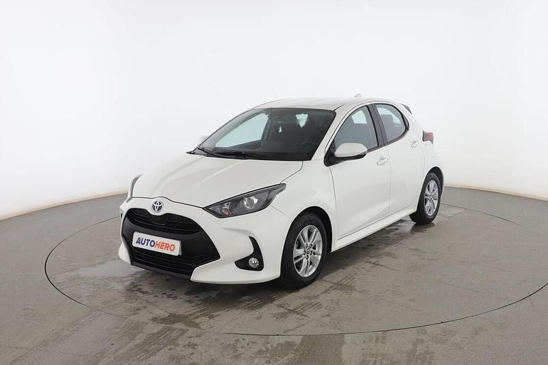 Usado Toyota Yaris Hybrid Active 116 CV (85 kW) 2022 Blanco Berlina