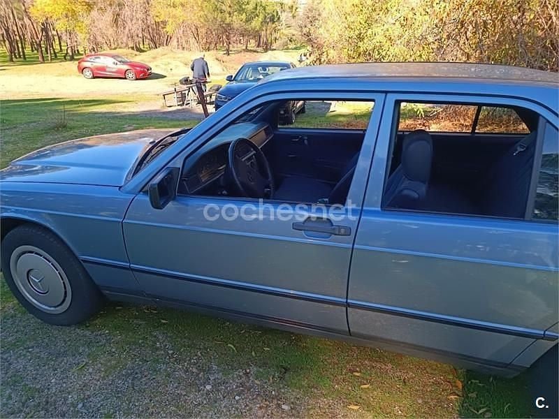 Usado Mercedes 190 126 CV (92 kW) 1988 Azul Berlina