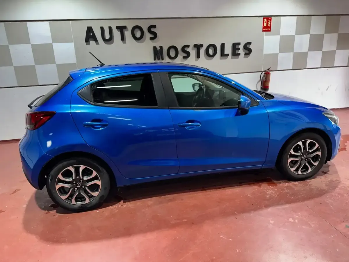 Usado Mazda 2 Style 105 CV (77 kW) 2015 Azul Berlina