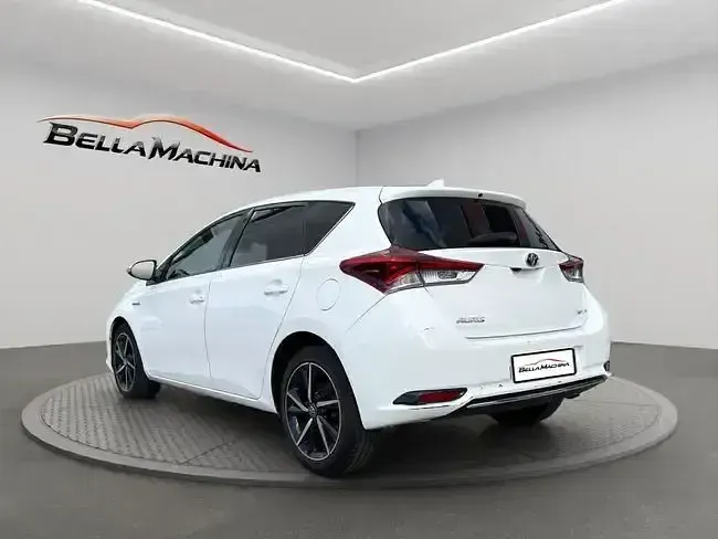 Begagnad Toyota Auris Hybrid Edition 136 HK (100 kW) 2018 Vit Sedan