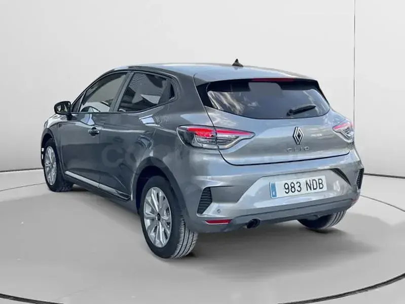 Usado Renault Clio V Evolution 100 CV (73 kW) 2025 Gris / plata Berlina