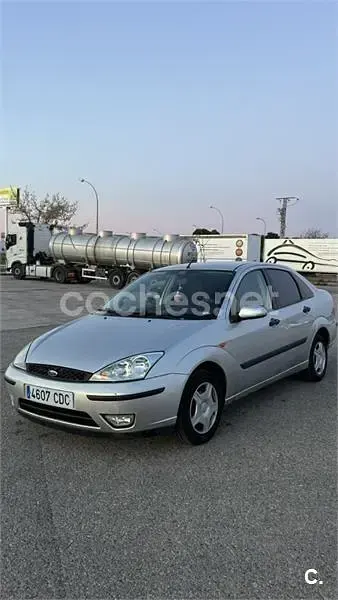 Usado Ford Focus Ambiente 90 CV (66 kW) 2002 Gris / plata Berlina