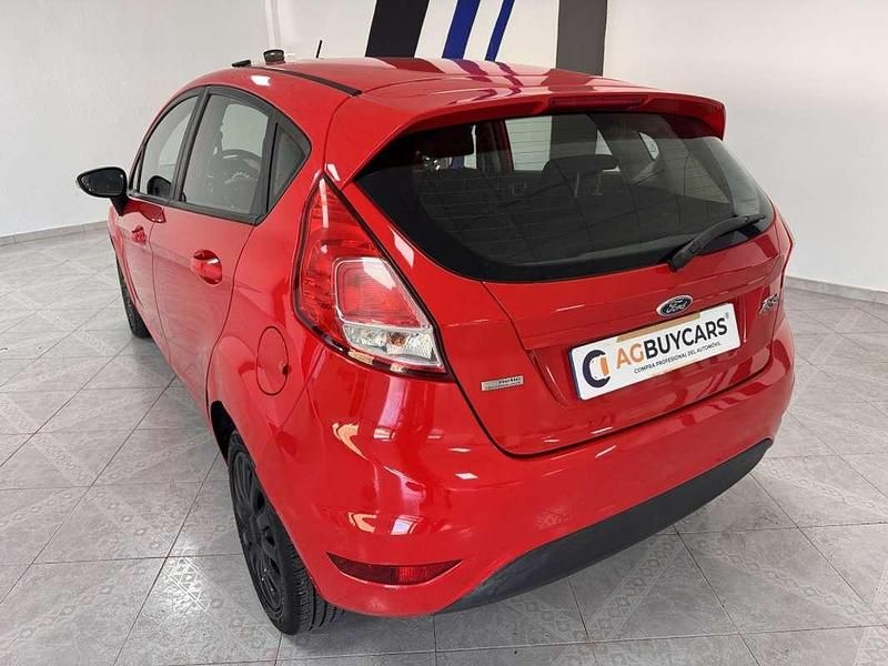 Usado Ford Fiesta Trend 95 CV (69 kW) 2013 Rojo Utilitario
