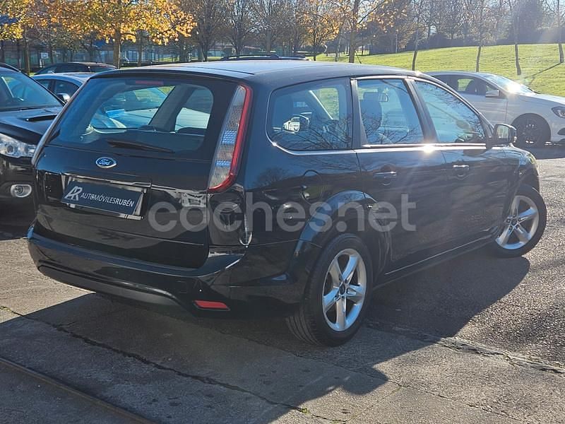 Usado Ford Focus Trend 109 CV (80 kW) 2010 Negro Familiar