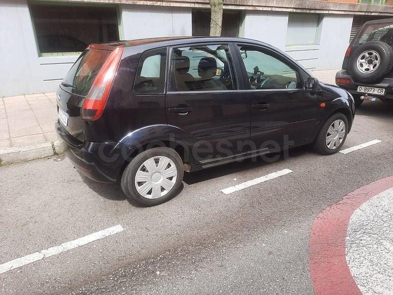 Usado Ford Fiesta Trend 68 CV (50 kW) 2004 Negro Utilitario