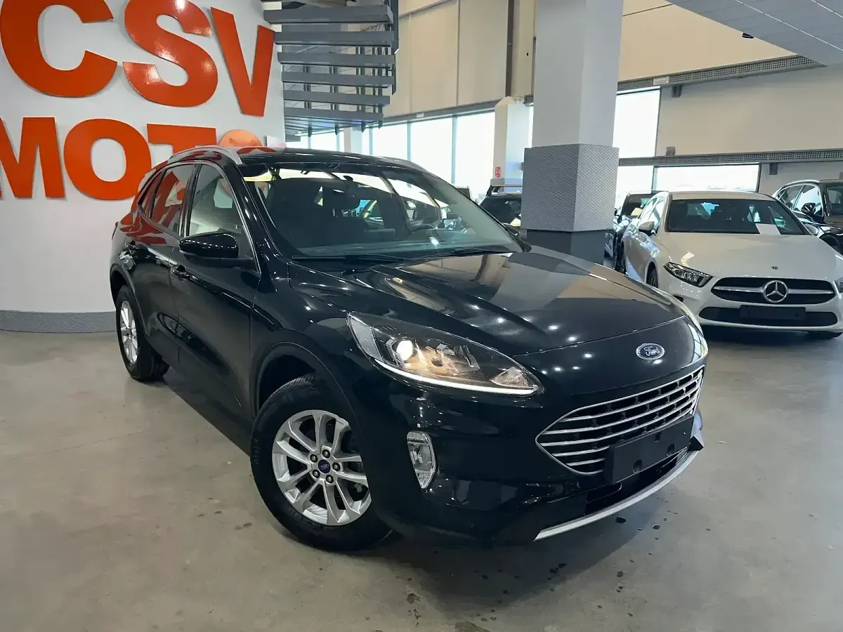 Usado Ford Kuga Titanium 225 CV (165 kW) 2022 Negro SUV