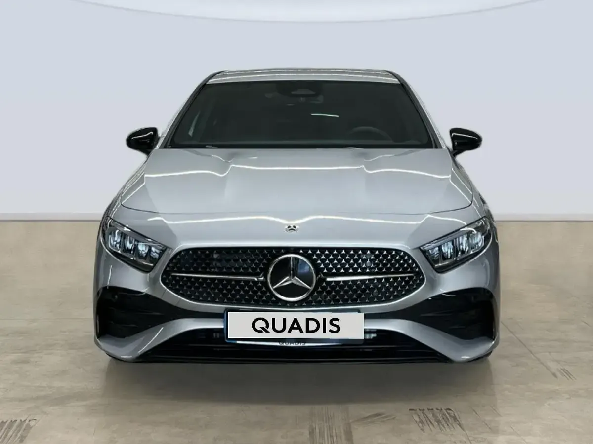 Usado Mercedes A180 116 CV (85 kW) 2025 Gris plata Berlina
