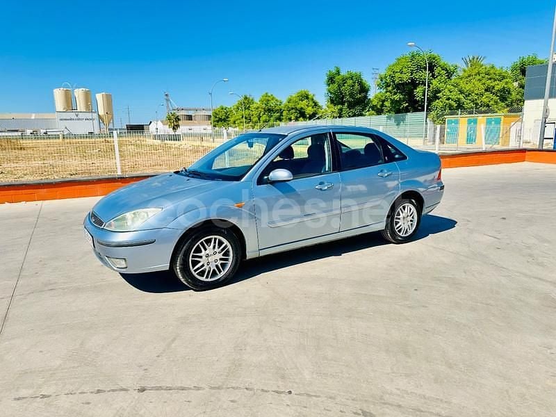 Usado Ford Focus Ghia 100 CV (73 kW) 2004 Azul Berlina