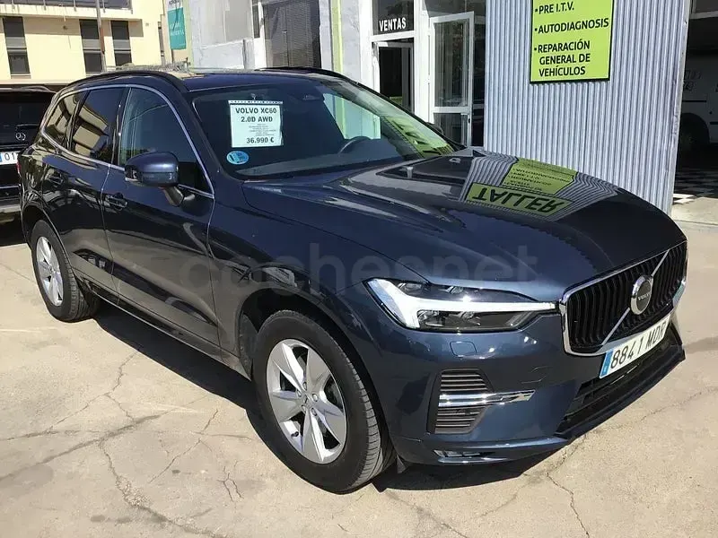 Usado Volvo XC60 Kinetic 181 CV (133 kW) 2023 Gris / plata SUV