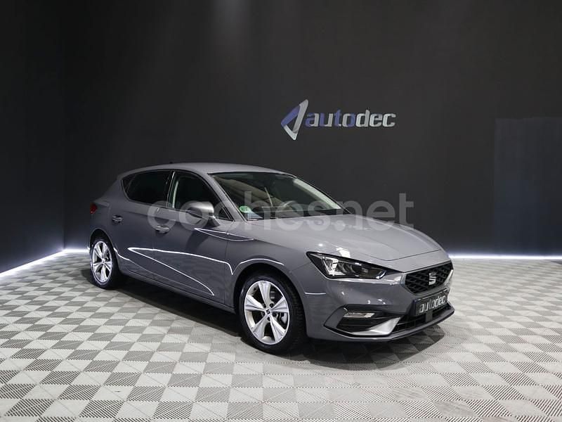 Gris / plata Usado 2024 Seat Leon FR Berlina | 25.490 € (Precio justo) - Imagen 1/4