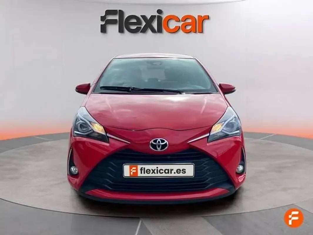 Usado Toyota Yaris Active 69 CV (50 kW) 2018 Rojo Utilitario