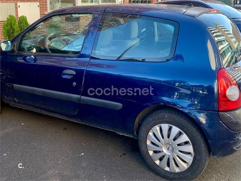 Usado Renault Clio II 75 CV (55 kW) 2004 Azul Berlina