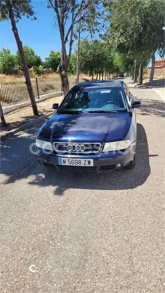 Usado Audi A4 115 CV (84 kW) 2001 Azul Berlina
