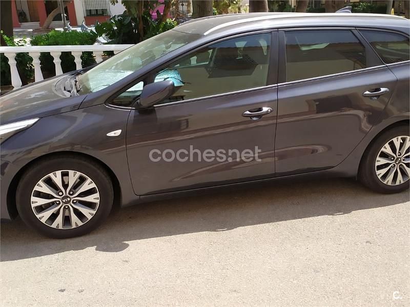 Usado Kia Ceed Sportswagon 120 CV (88 kW) 2018 Gris / plata Familiar