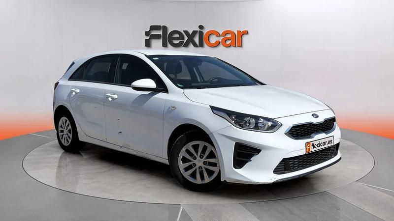 Begagnad Kia Ceed 120 HK (88 kW) 2020 Vit Halvkombi