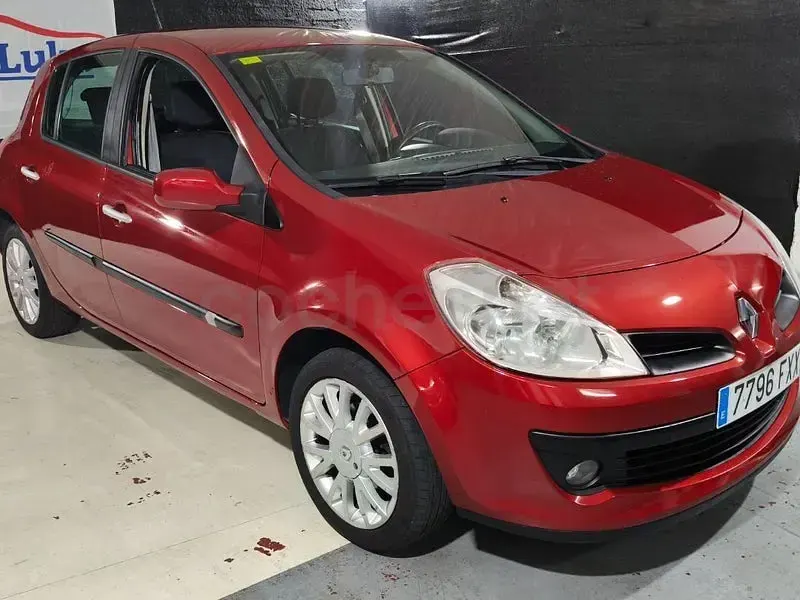 Usado Renault Clio II Privilege 85 CV (62 kW) 2007 Rojo Berlina