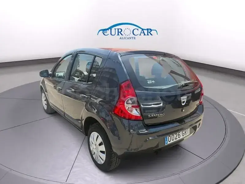 Usado Dacia Sandero Ambiance 70 CV (51 kW) 2009 Gris / plata Berlina
