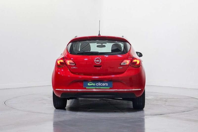 Usado Opel Astra Excellence 110 CV (80 kW) 2015 Rojo Utilitario