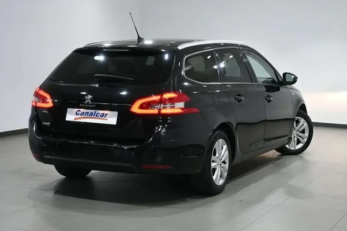 Usado Peugeot 308 SW Style 131 CV (96 kW) 2017 Negro Familiar