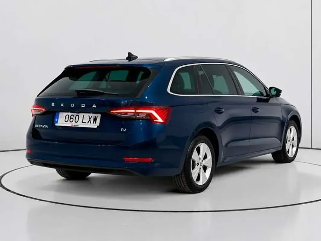 Usado Skoda Octavia Ambition 204 CV (150 kW) 2022 Azul Familiar