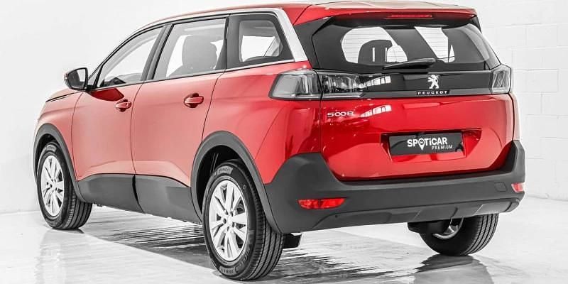 Usado Peugeot 5008 Active 131 CV (96 kW) 2021 Rojo SUV