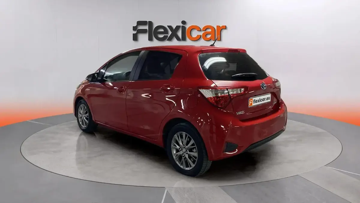 Usado Toyota Yaris Hybrid Active 100 CV (73 kW) 2018 Rojo Berlina