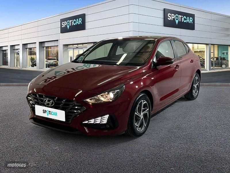Rojo Usado 2023 Hyundai i30 Berlina | 19.995 € (Precio justo) - Imagen 1/4