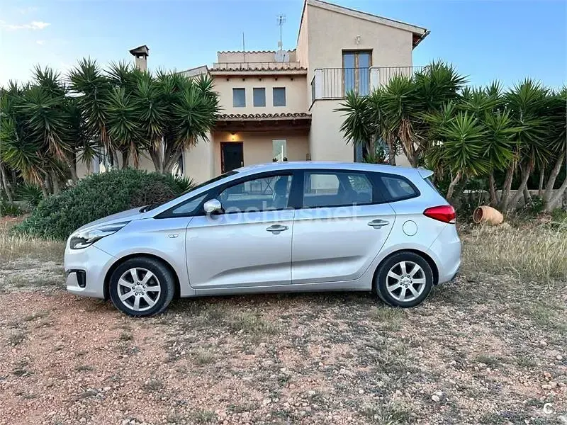 Usado Kia Carens 136 CV (100 kW) 2013 Gris / plata Monovolumen