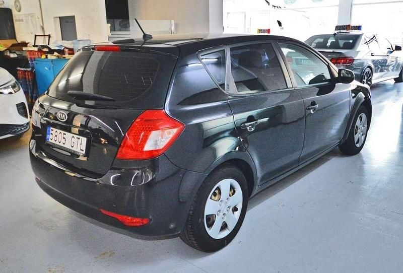 Usado Kia Ceed 90 CV (66 kW) 2010 Negro Utilitario