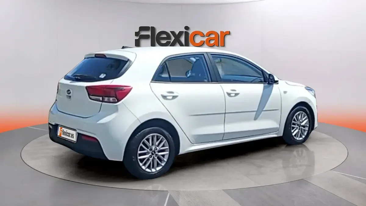 Usado Kia Rio 84 CV (61 kW) 2021 Blanco Berlina
