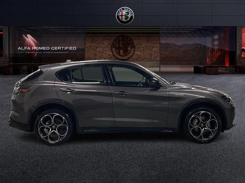 Usado Alfa Romeo Stelvio Veloce 210 CV (154 kW) 2023 Gris / plata SUV