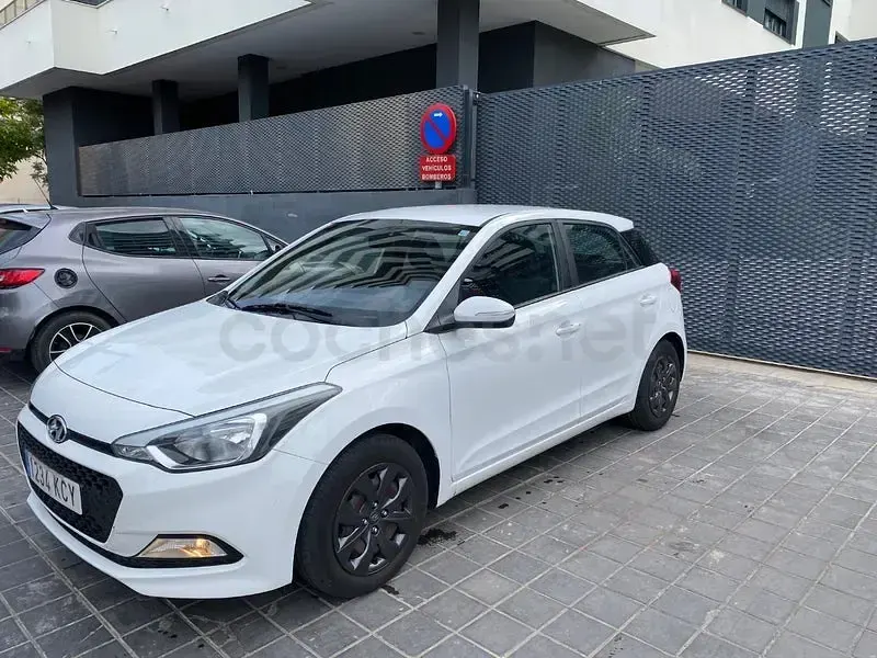Usado Hyundai i20 84 CV (61 kW) 2017 Blanco Berlina