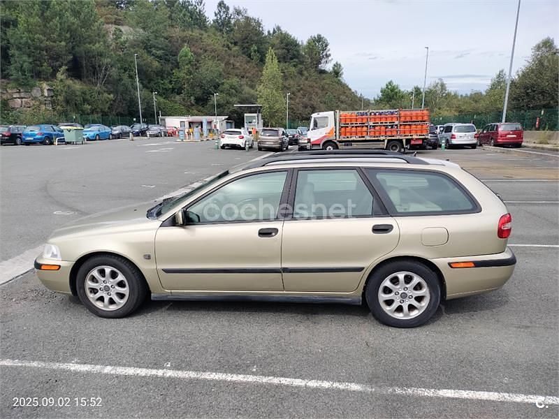 Usado Volvo V40 102 CV (75 kW) 2002 Beige Familiar
