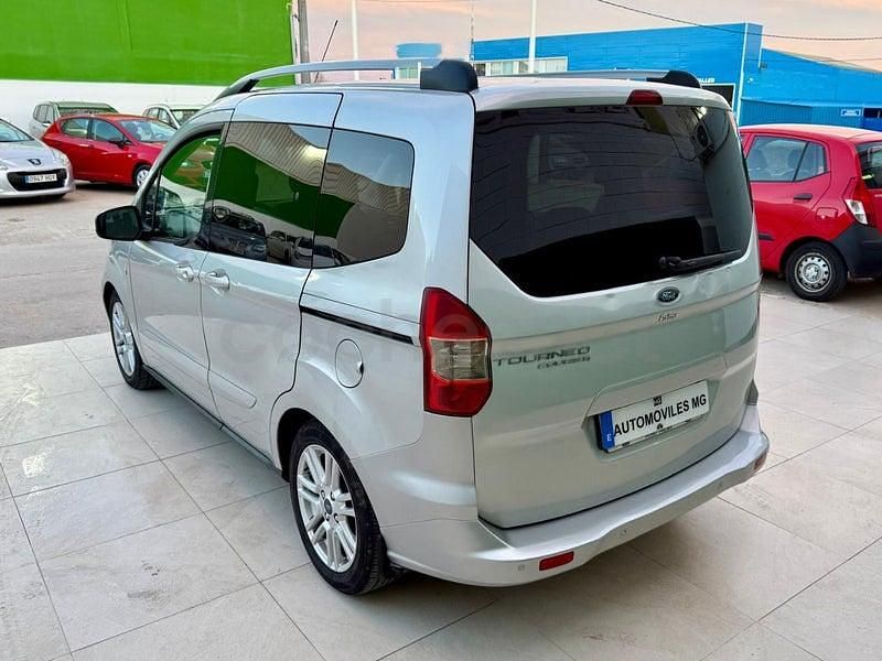 Usado Ford Tourneo Courier Ambiente 95 CV (69 kW) 2016 Gris / plata Monovolumen