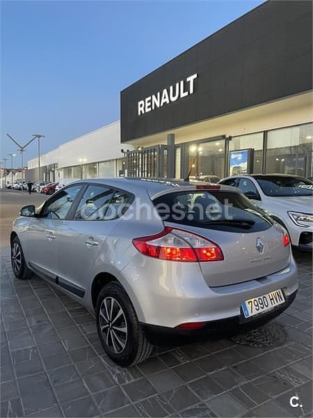 Usado Renault Mégane LIMITED 115 CV (84 kW) 2014 Gris / plata Berlina
