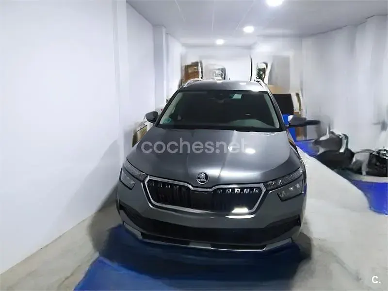 Usado Skoda Kamiq Style 110 CV (80 kW) 2022 Gris / plata SUV