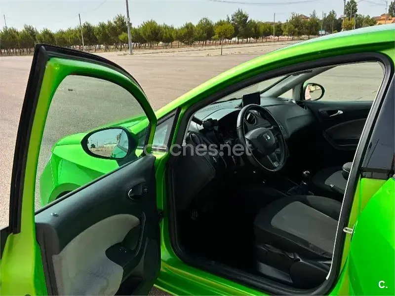 Usado Seat Ibiza Reference 70 CV (51 kW) 2014 Verde Berlina