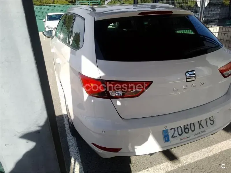 Usado Seat Leon ST Style 130 CV (95 kW) 2019 Blanco Familiar