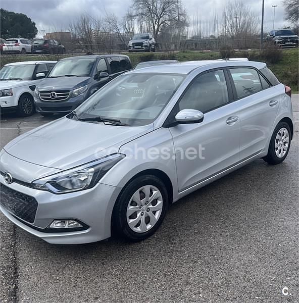 Usado Hyundai i20 84 CV (61 kW) 2018 Gris / plata Berlina